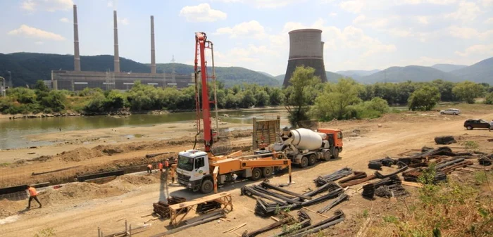 Malul Mureşului este înălţat şi consolidat pentru viitoarea autostradă. FOTO: Daniel Guţă. ADEVĂRUL.