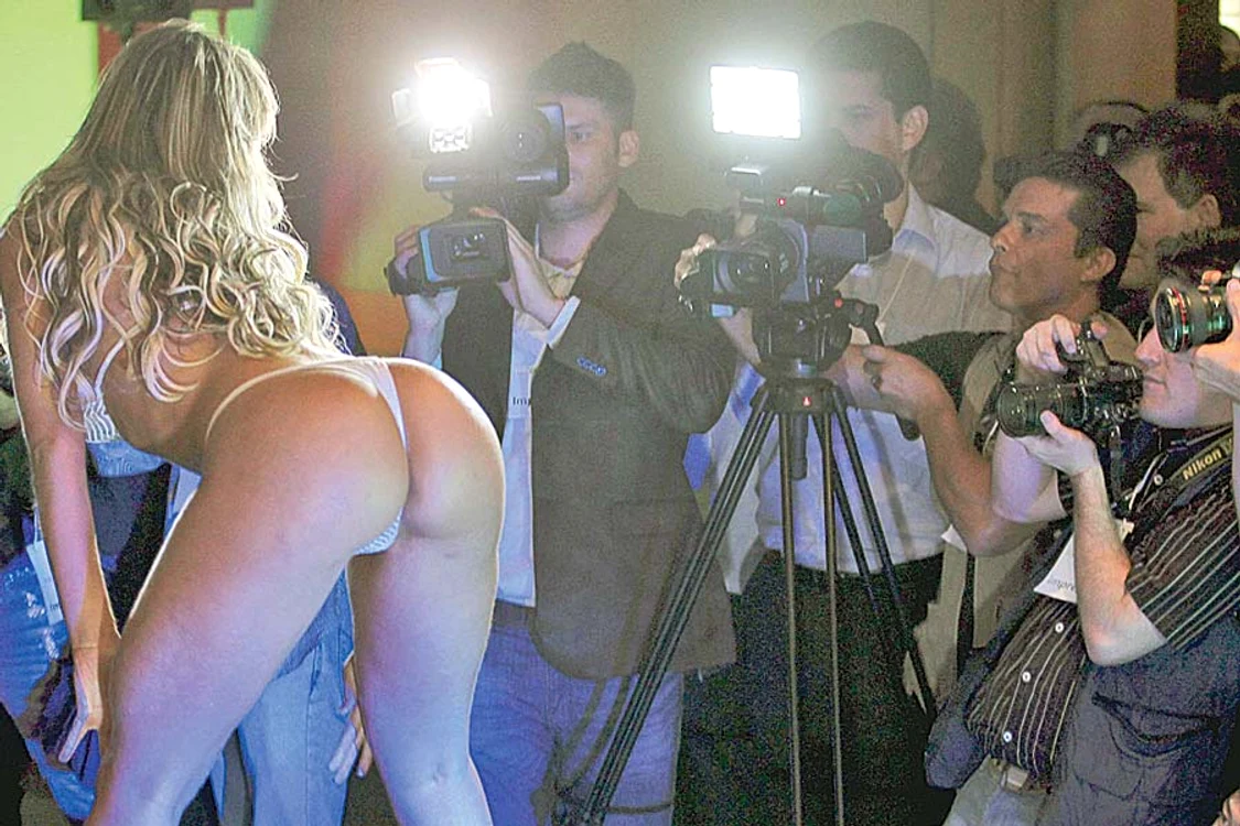 2013: Carine Felizardo  şi iubita ei se bălăcesc în sânii goi, în Miami (Fotografii: guliver/splashnews/ reuters)