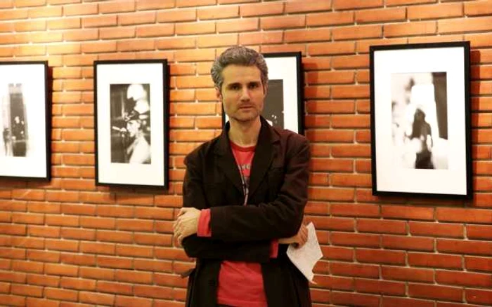 Iulian Ignat se află la cea de-a 12-a expoziţie personală FOTO: Florin Ghioca