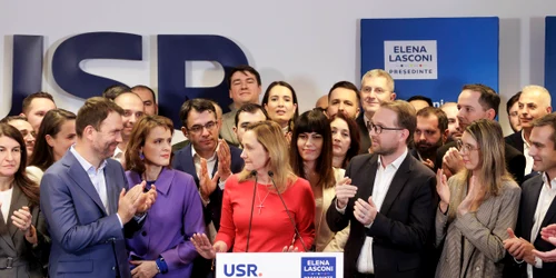 Elena Lasconi, președintele USR, face declarații de presă la încheierea primului tur al alegerilor pentru președinția României, la sediul partidului în București. FOTO Inquam Photos / Bogdan Buda