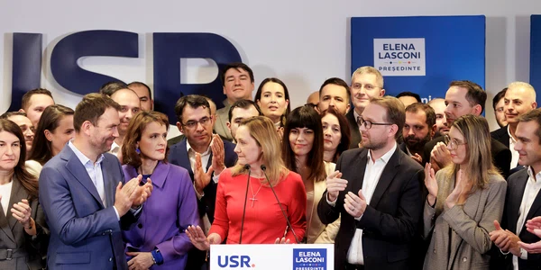 Elena Lasconi, președintele USR, face declarații de presă la încheierea primului tur al alegerilor pentru președinția României, la sediul partidului în București. FOTO Inquam Photos / Bogdan Buda