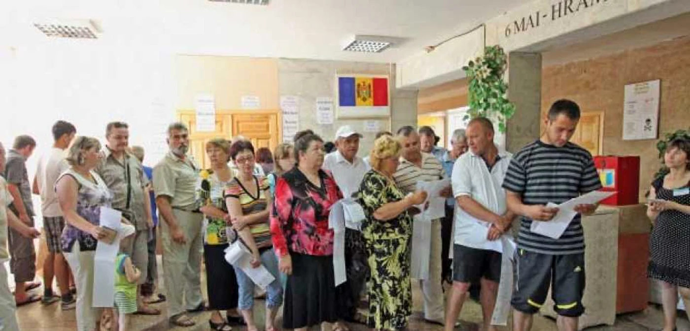 Prezenţa la vot a depăşit aşteptările, scrutinul fiind declarat valabil încă  de la ora 15.00, când votaseră 35%  din cetăţenii cu drept de vot  