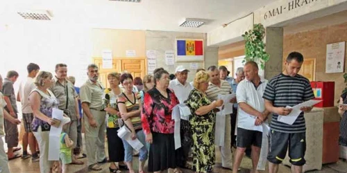 Prezenţa la vot a depăşit aşteptările, scrutinul fiind declarat valabil încă  de la ora 15.00, când votaseră 35%  din cetăţenii cu drept de vot  