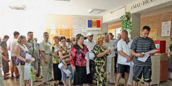 Prezenţa la vot a depăşit aşteptările, scrutinul fiind declarat valabil încă  de la ora 15.00, când votaseră 35%  din cetăţenii cu drept de vot  