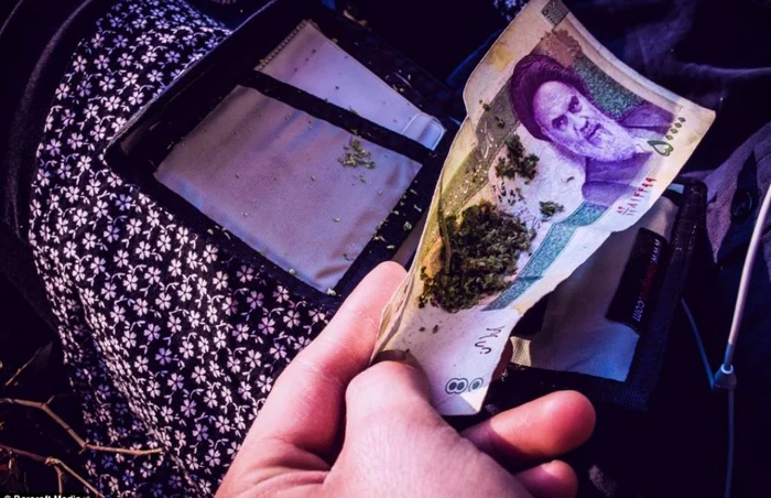 Bancnotă cu inscripţia ayatollahului iranian Ali Khamenei, folosită pentru a rula ţigări cu marijuaha.  FOTO Barcroft Media