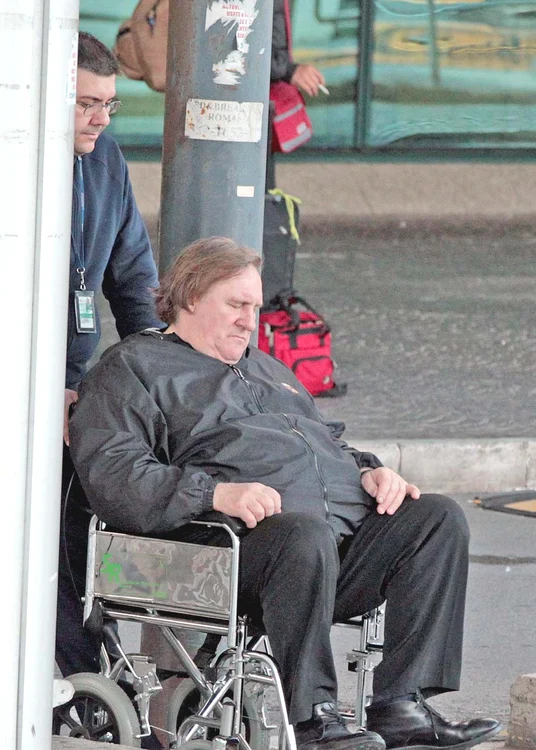 Actorul este ajutat să se deplaseze de un îngrijitor (Fotografii: Hepta)