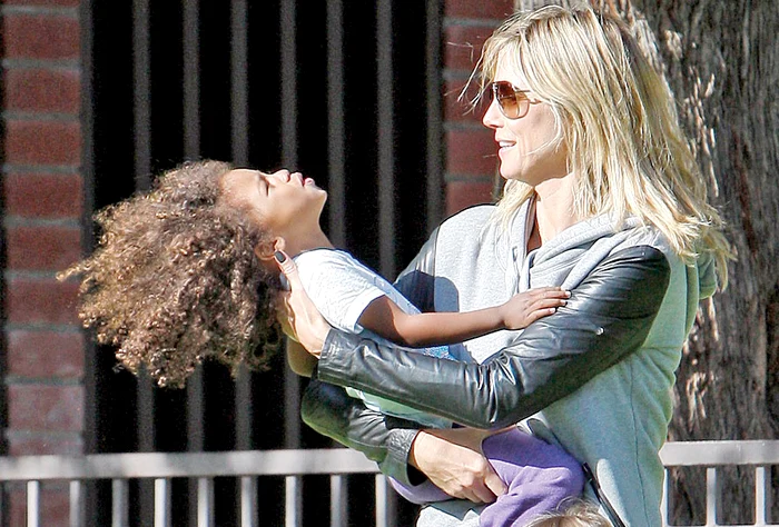 Blonda se amuză copios  cu fetiţa ei, Lou Sulola