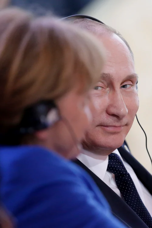 Vladimir Putin: Herr, ăăă, Frau Merkel, ce bine vă stă în albastru! Ziceți că ne unim forțele împotriva teroriștilor?