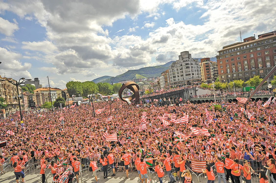 
    50.000 de fani au sărbătorit în piaţa centrală din Bilbao cucerirea Supercupei SpanieiFoto: AP  