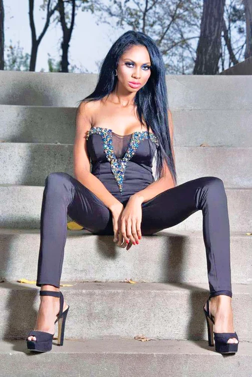 
    Laurette a pierdut  multe contracte ca manechin după ce a  fost arsă la salon. Ea nu mai poate defila  în lenjerie intimă  