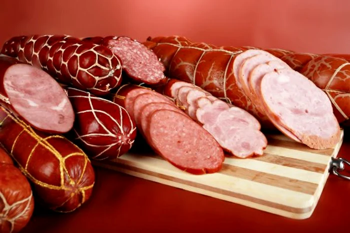 
    Alegeți mezelurile din curcan sau pui, precum jambon din piept de curcan sau pastramă de piept de curcan.www.clicksanatate.ro  