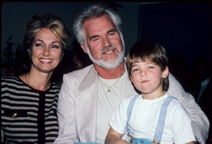 Kenny Rogers alături de una dintre partenerele sale de viaţă şi de fiul său (Foto: Profimedia)