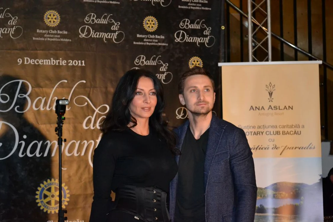 Mihaela Rădulescu, cu Dani Oțil lângă ea, a strălucit la Balul de Diamant al Rotary Bacău