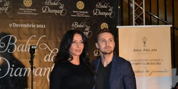 Mihaela Rădulescu, cu Dani Oțil lângă ea, a strălucit la Balul de Diamant al Rotary Bacău