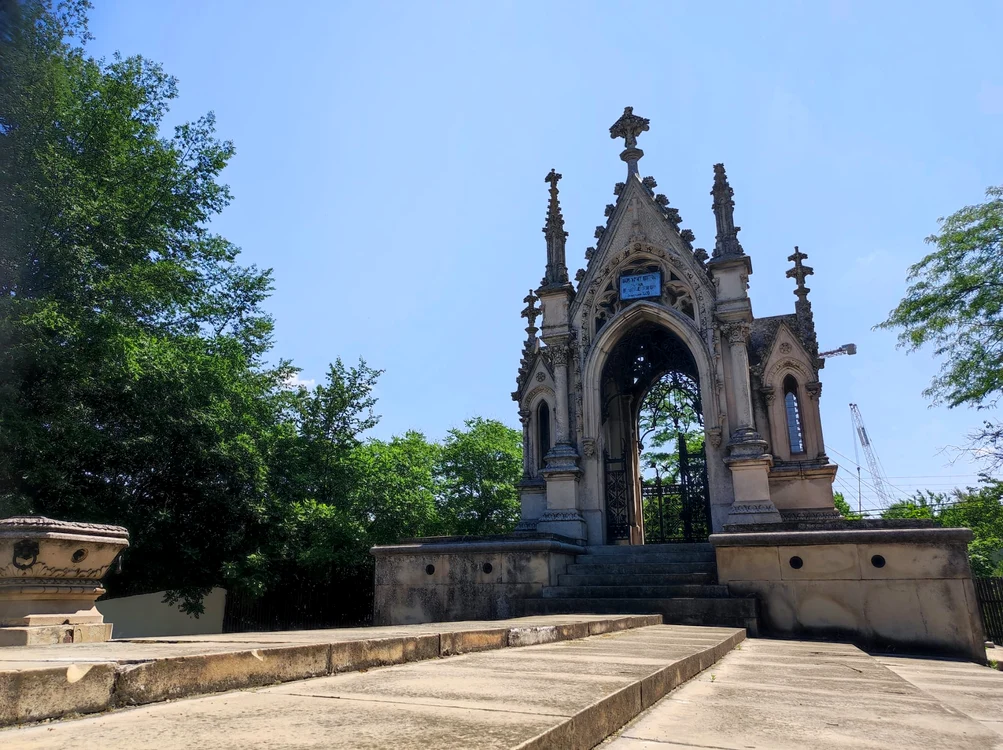 Aansamblul funerar monumental al doctorului Aristide Serfioti FOTO: C. Mazilu