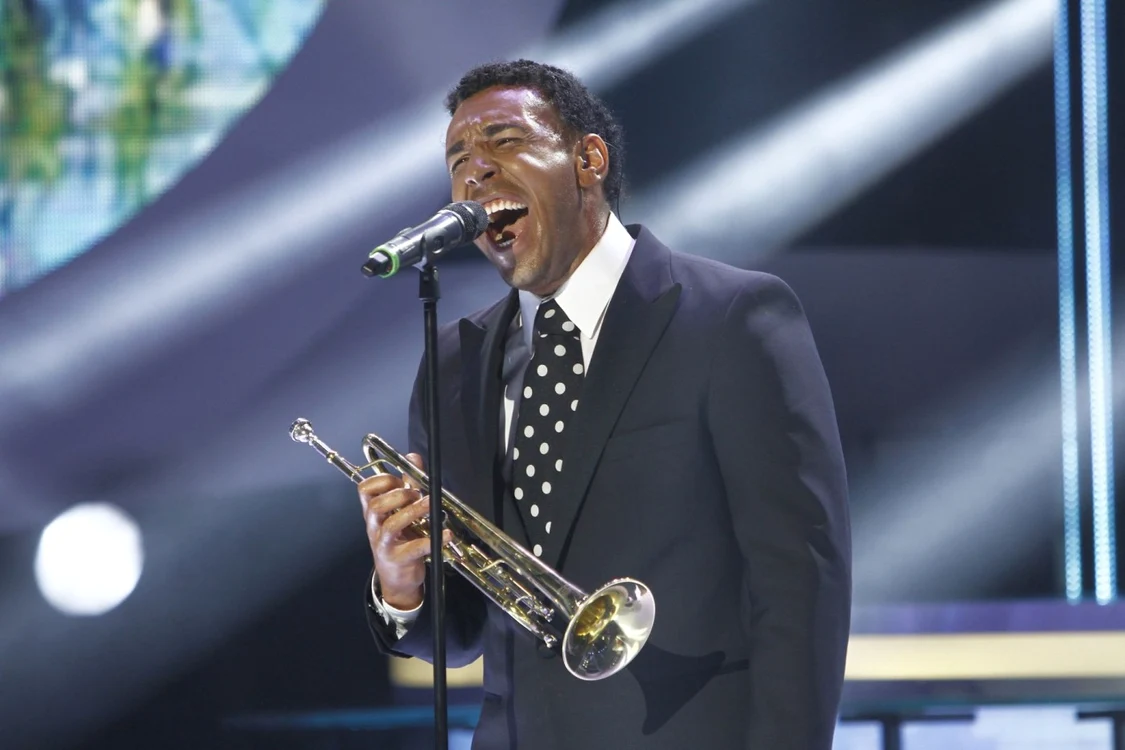 Alex
Velea a redat foarte bine vocea gravă a celebrului Louis Armstrong,
dând impresia unei înregistrări FOTO Antena 1