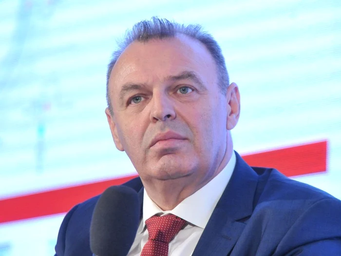 
    Ministrul transporturilor, Lucian Șova, a demisonat astăzi, 22 noiembrie. Este de așteptat ca și ministrul dezvoltării, Paul Stănescu să facă același gestFOTO: adevarul.ro  