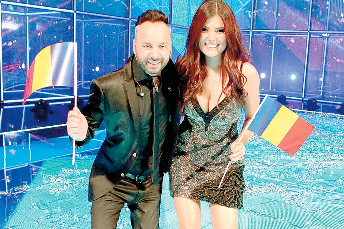 Ca între fete. Conchita  Wurts a sărit să  o îmbrăţişeze  pe frumoasa noastră  solistă, Paula Seling (Foto: Guliver/getty images)