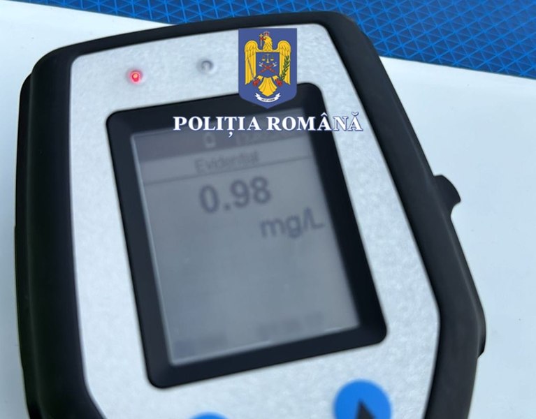 Un șofer beat a gonit 10 kilometri cu polițiștii pe urme, până când s-a oprit într-un gard. Riscă închisoarea