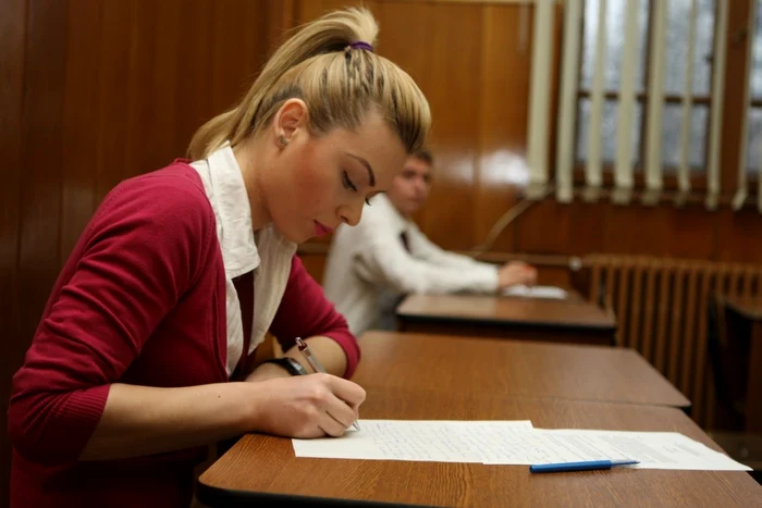 Elevă în timpul examenului de Bacalaureat FOTO Adevărul