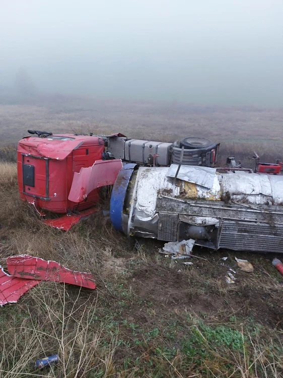 autocisternă încărcată cu hidroxid de sodiu răsturnată în olt