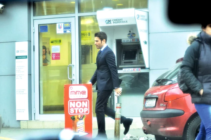 Mutu a fost zilele trecute la o bancă din Bucureşti, cel mai probabil pentru un împrumut