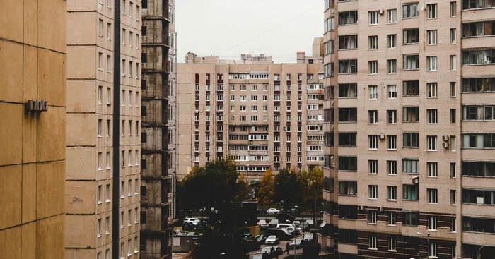 Cei care au apartamente în clădiri cu risc seismic nu le mai pot închiria / foto: Pexels