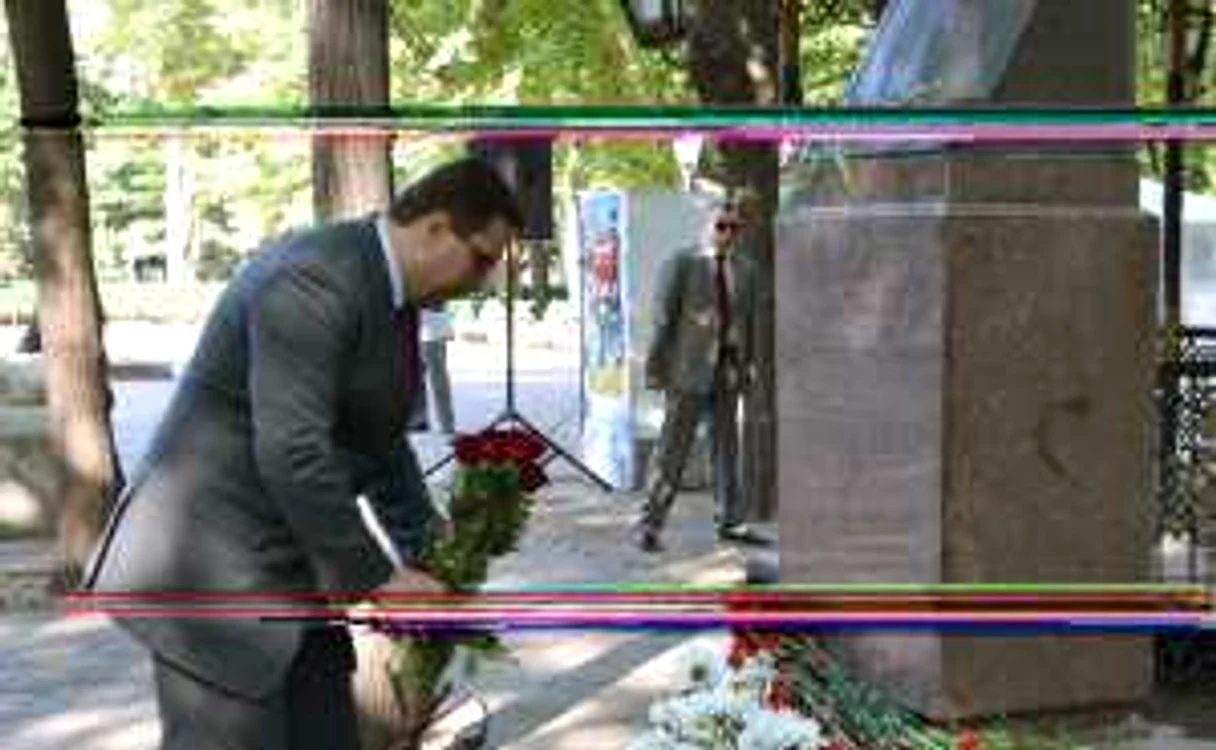 Marian Lupu, la bustul lui Mihai Eminescu