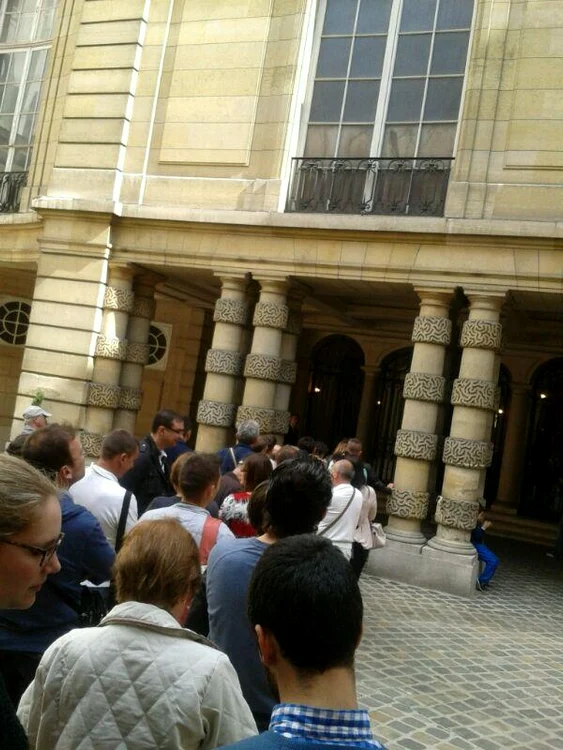 
    Românii din Paris au venit în număr mare la vot duminică (foto: Andreia Mandiuc)  