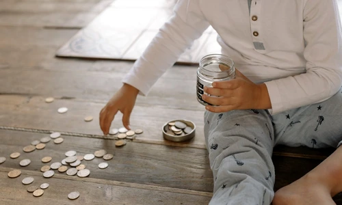 copil strange monede intr un borcan 7118209 jpg