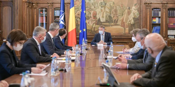 Iohannis s-a intalnit cu mai multi membri ai Guvernului pentru a discuta relaxarea restrictiilor FOTO Adm Prez