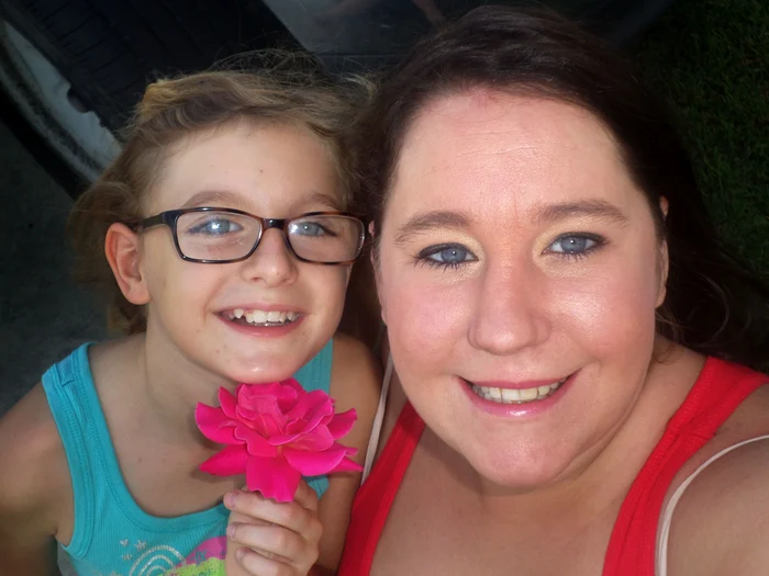 
    O fetiță a descoperit un animăluț dormind între petalele unui trandafirfoto: Caters  