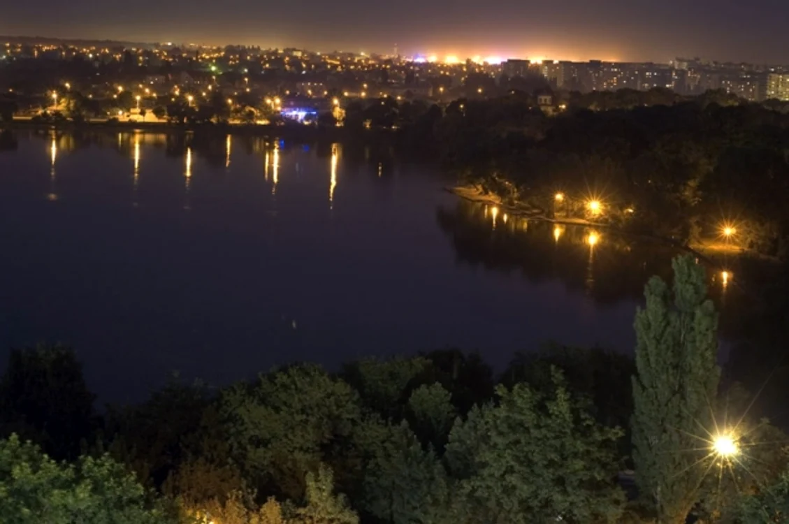 Apartamentul are priveliște către Lacul Tei