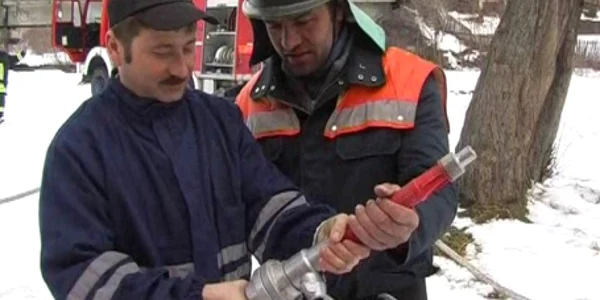 Dănuţ  Negrei (stânga) verifică echipamentul  