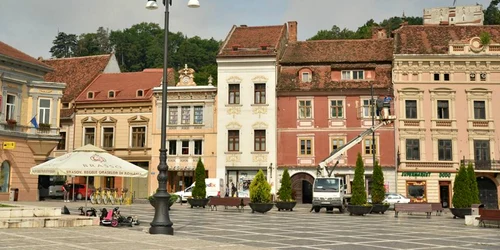 Iluminat ca la 1900 în Piaţa Sfatului. FOTOAndrei Paul