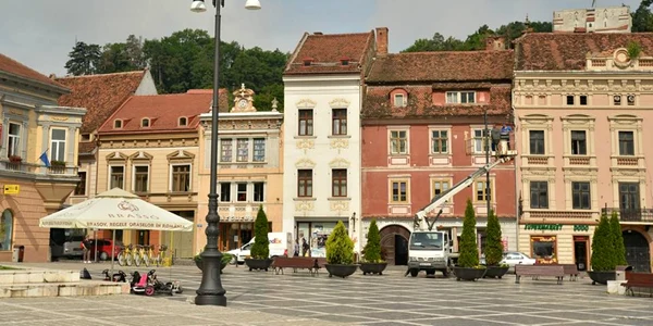 Iluminat ca la 1900 în Piaţa Sfatului. FOTOAndrei Paul