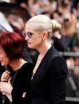 Jack Osbourne, Kelly Osbourne, Sharon Osbourne la înmormântarea lui Ozzy Osbourne  foto   Profimedia jpg