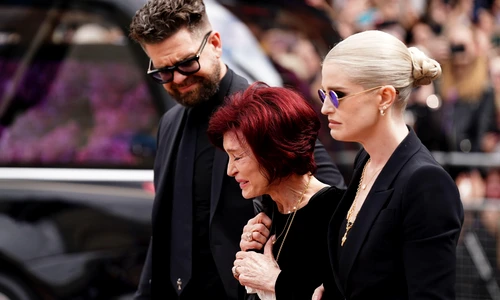 Jack Osbourne, Kelly Osbourne, Sharon Osbourne la înmormântarea lui Ozzy Osbourne  foto   Profimedia jpg