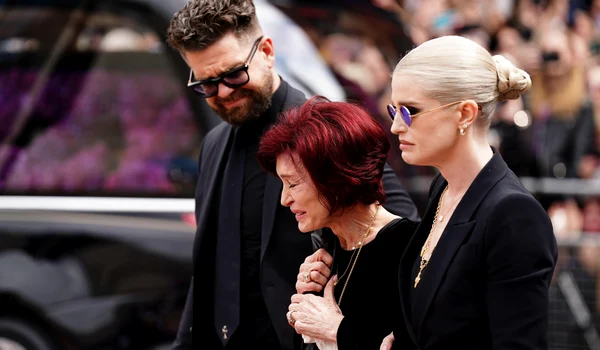 Jack Osbourne, Kelly Osbourne, Sharon Osbourne la înmormântarea lui Ozzy Osbourne  foto   Profimedia jpg