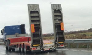 Buldozerul a căzut de pe autotrailer direct într un șanț jpeg