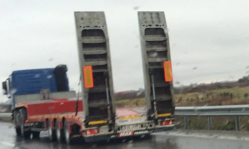 Buldozerul a căzut de pe autotrailer direct într un șanț jpeg