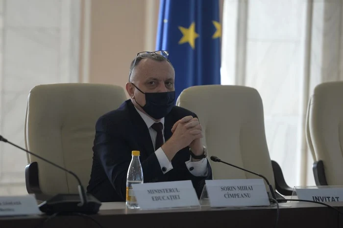 Ministrul Educației, Sorin Cîmpeanu, speră ca elevii să se întoarcă în bănci odată cu începerea semestrului doi