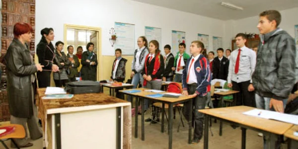 Şcolarii din Vedea, judeţul Teleorman, stau în frig la ore