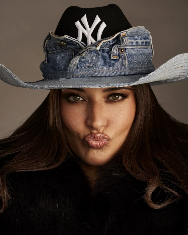 Antonia purtând o pălărie stil cowboy, din material blug. 