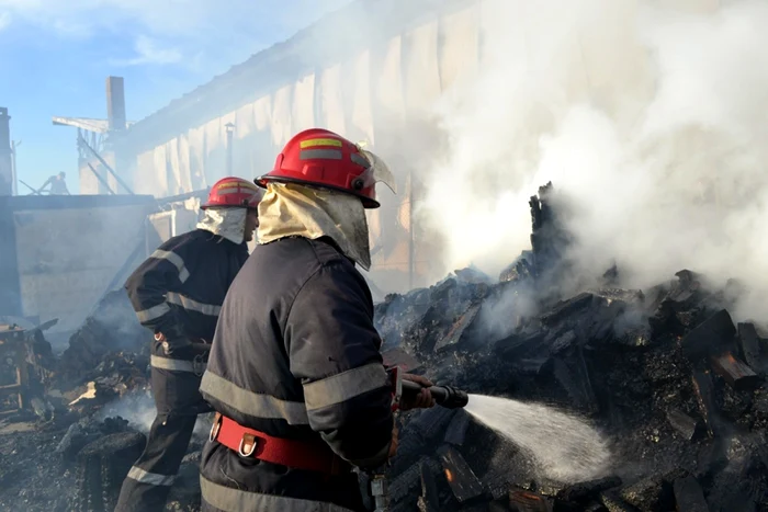 Incendiul a distrus două gospodării şi o hală industrială. FOTO: ISU Suceava