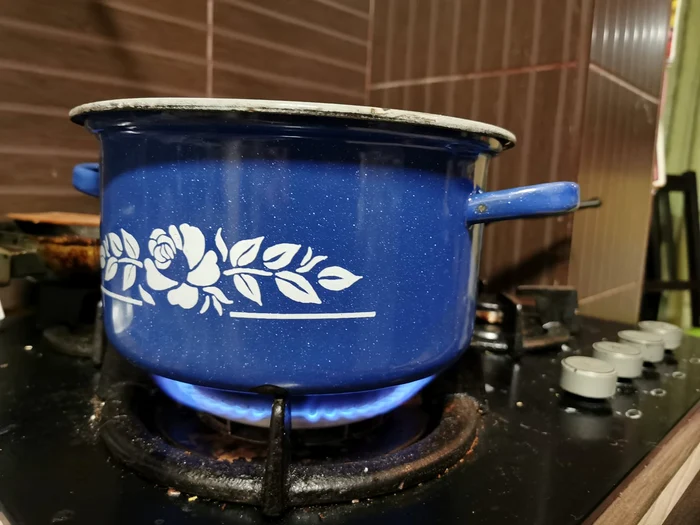 Sun bucureșteni care sunt nevoiți să-și încălzească apa pe aragaz ca să se spele