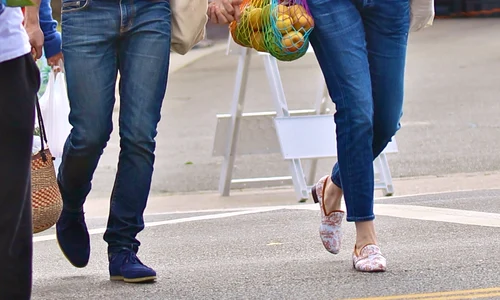 Anne Hathaway spends Mother's Day at the Farmers Market jpeg