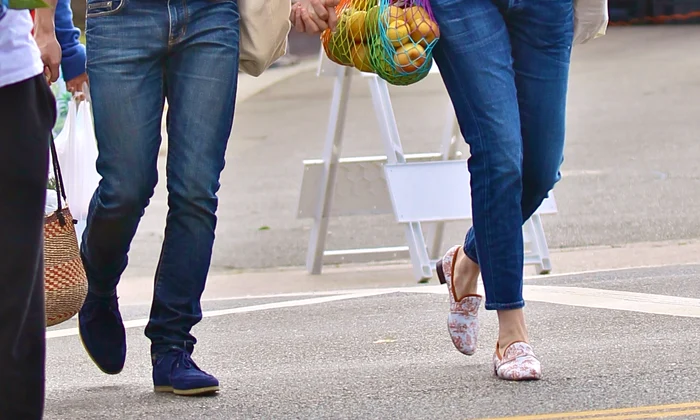 Anne Hathaway spends Mother's Day at the Farmers Market jpeg
