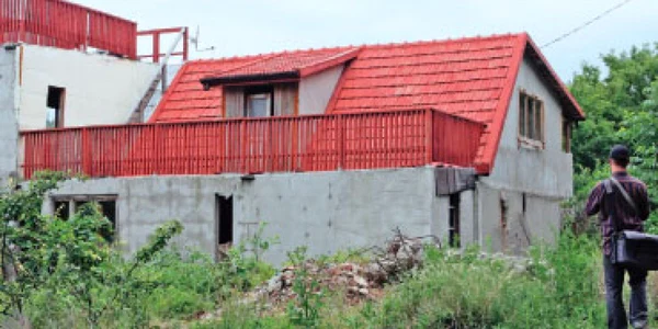 Femeie omorâtă cu ciocanul de fiul de 13 ani