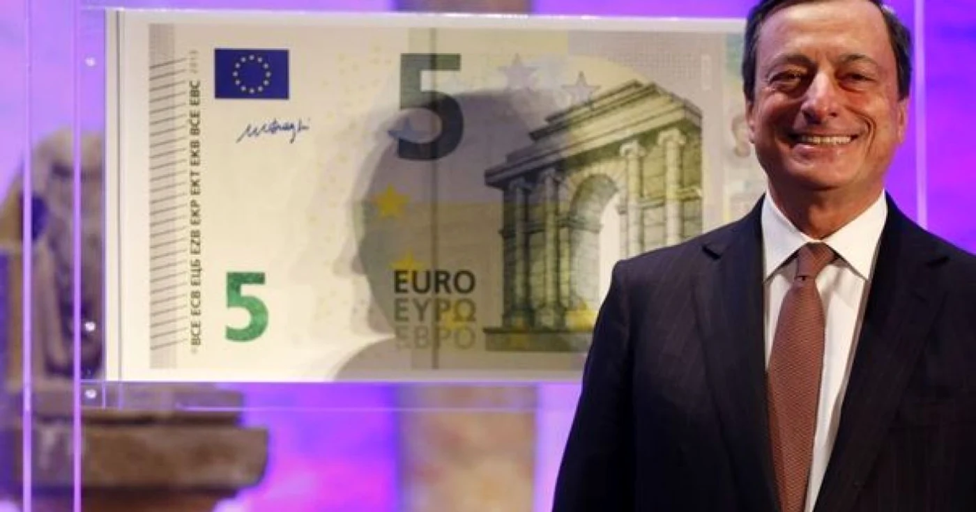 Preşedintele BCE, Mario Draghi şi noua bancnotă de cinci euro FOTO Reuters